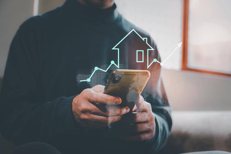 Immobilien-Investitionskonzept Energieeffizienz und Immobilienwert, Immobilien online auf virtuellen Bildschirmen. Neues Haus für die Familie, Haussuche, Grundstückspreis, Grundsteuer.