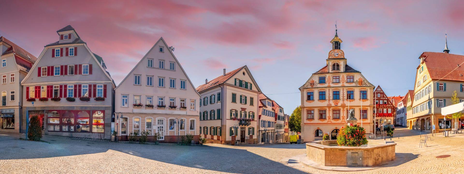 Historischer Marktplatz mit Fachwerkhäusern in Baden-Württemberg.