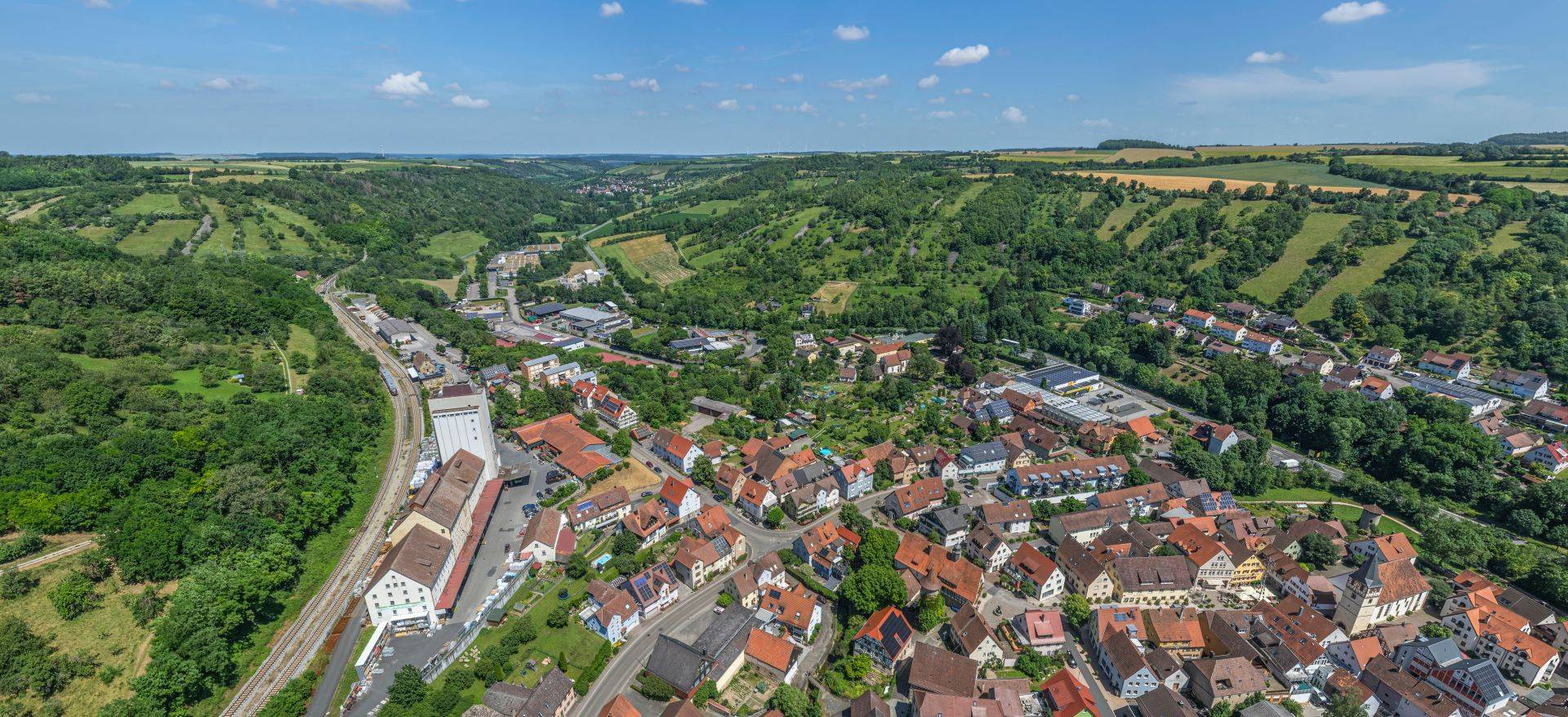 Aussicht auf grüne Landschaften und Weinberge nahe Karlsruhe, ideal für Ausflüge und Freizeitaktivitäten