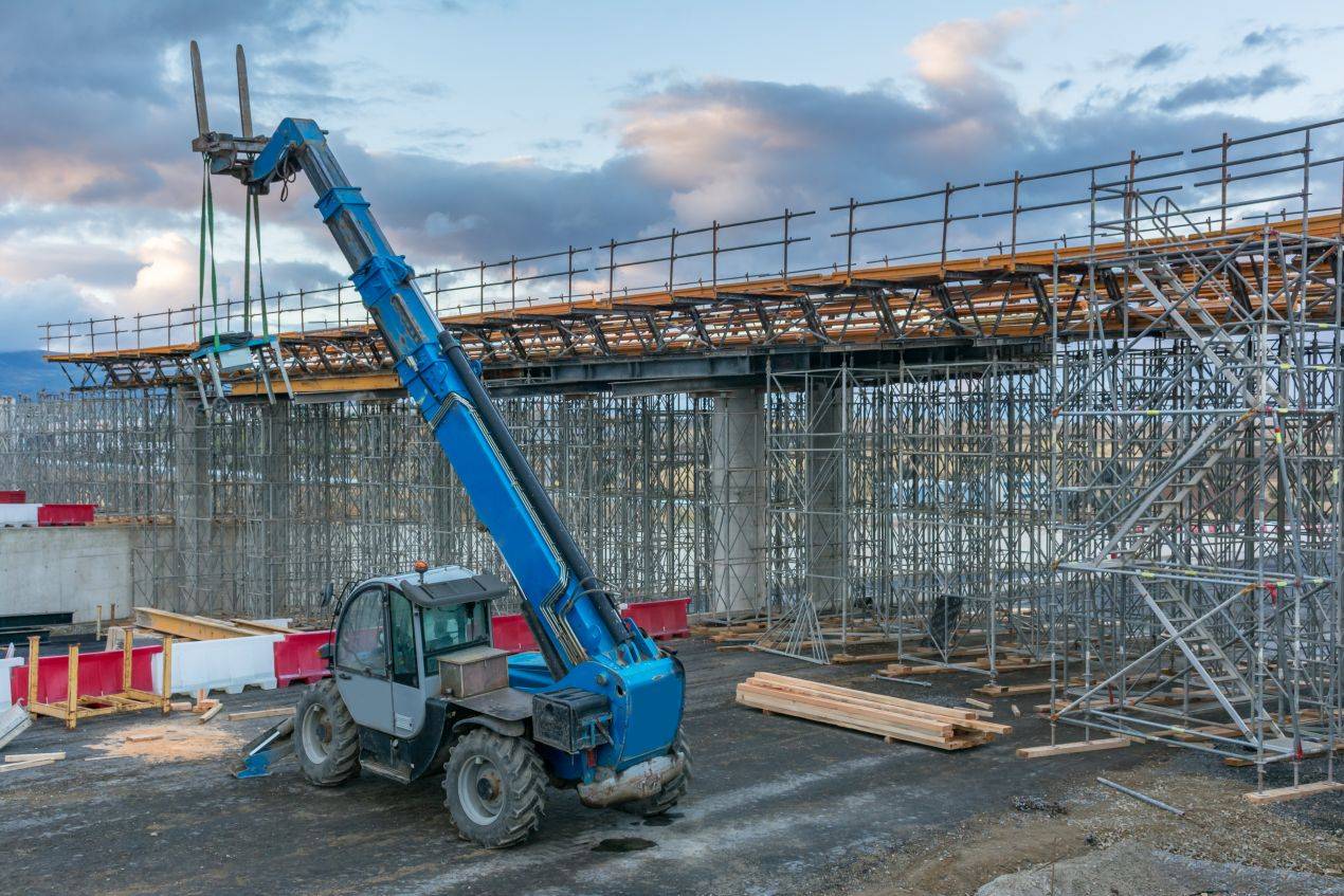 Mini Kran mieten auf Brückenbaustelle mit Ausleger für schwere Lasten