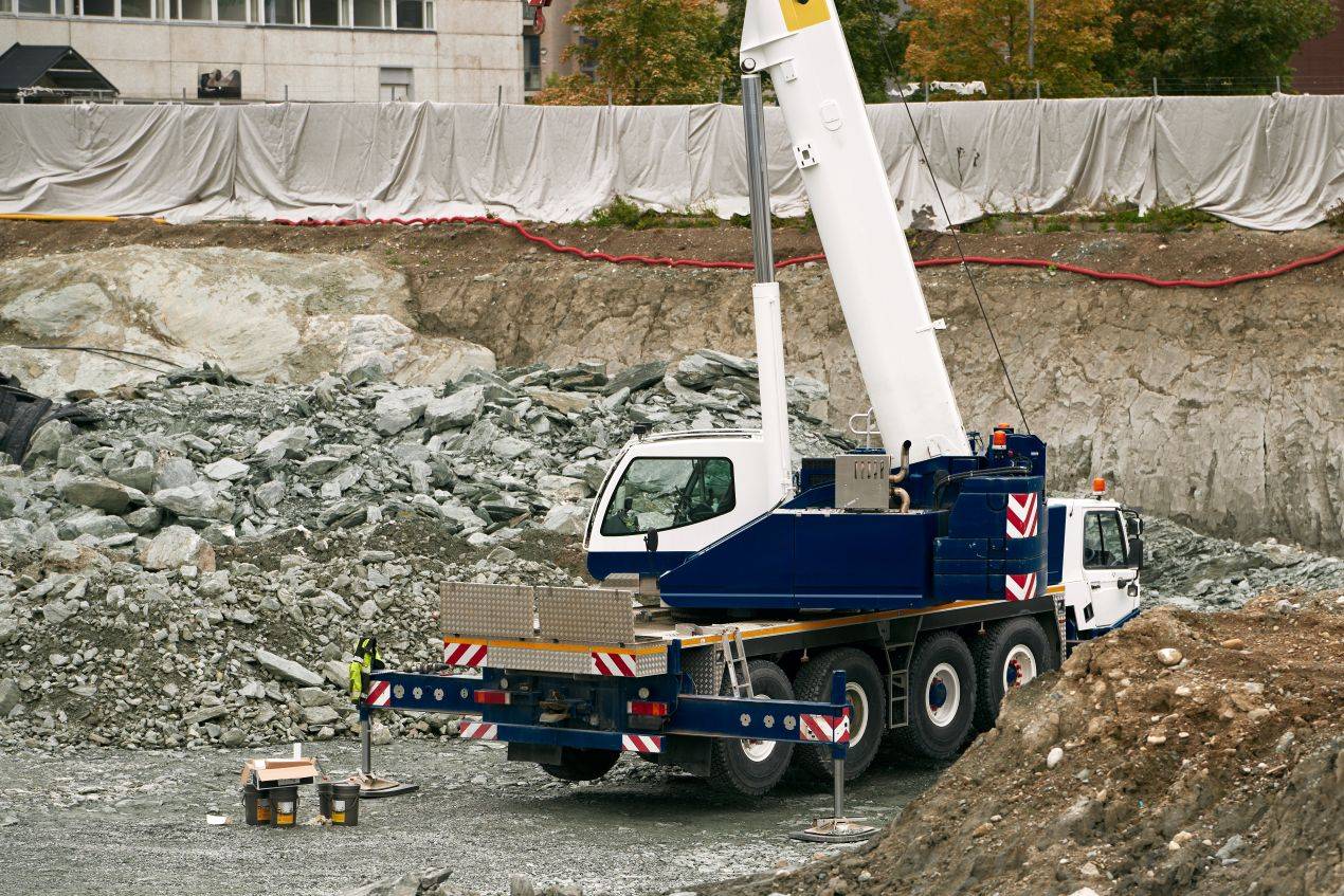Mini Kran mieten auf der Baustelle mit schwerem Gelände und wenig Platz