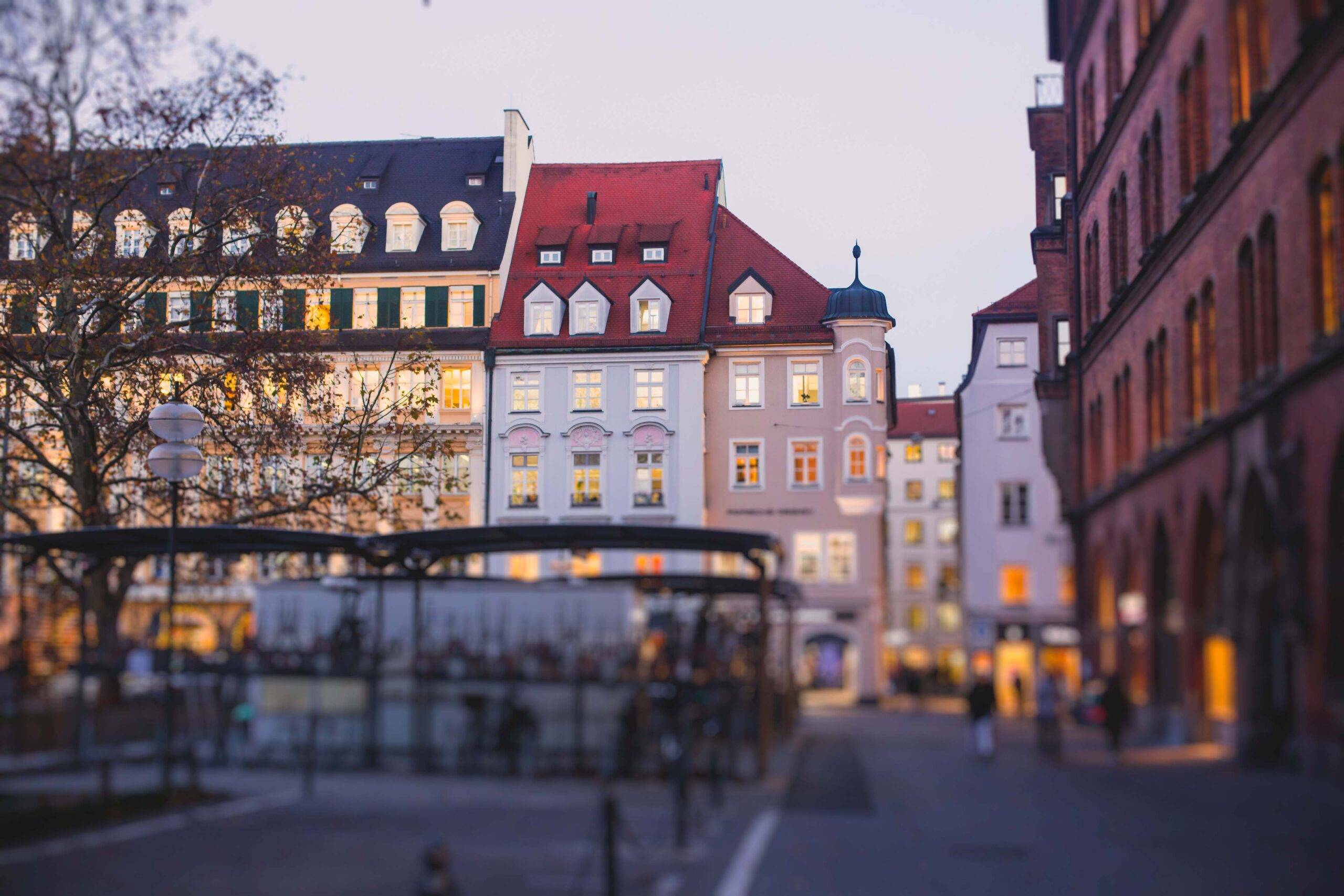 Schönes, lebhaftes, mehrfarbiges Stadtbild von einer Straße in München, Bayern, Bayern, Deutschland, die zum Marienplatz führt, mit Touristen und Menschen, die herumlaufen.