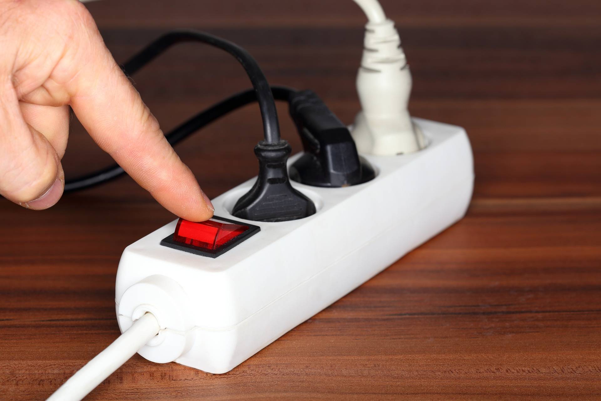 Finger schaltet Steckdosenleiste aus | Eurostecker