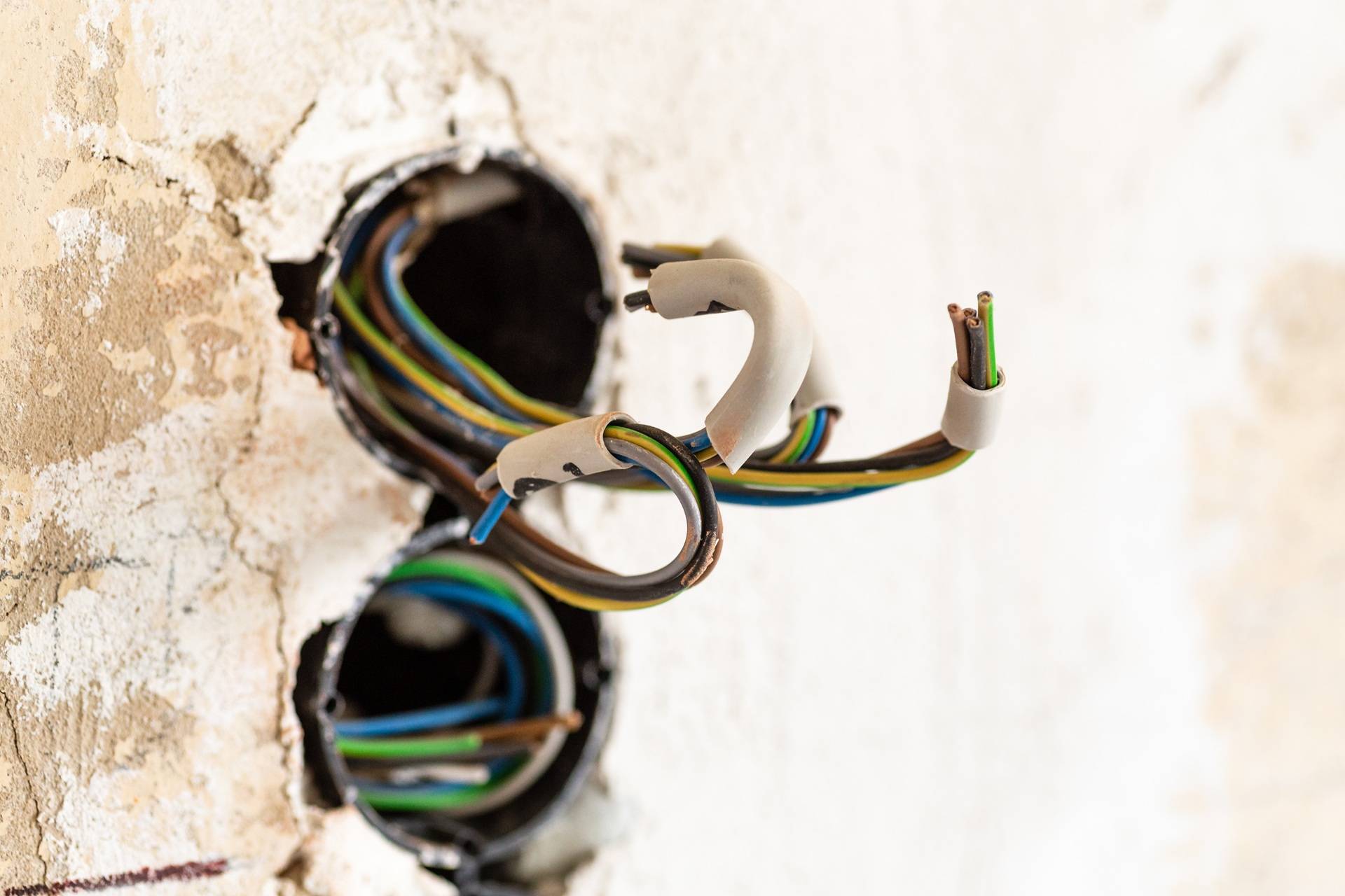 Offene Kabel in alter Wand | Eurostecker