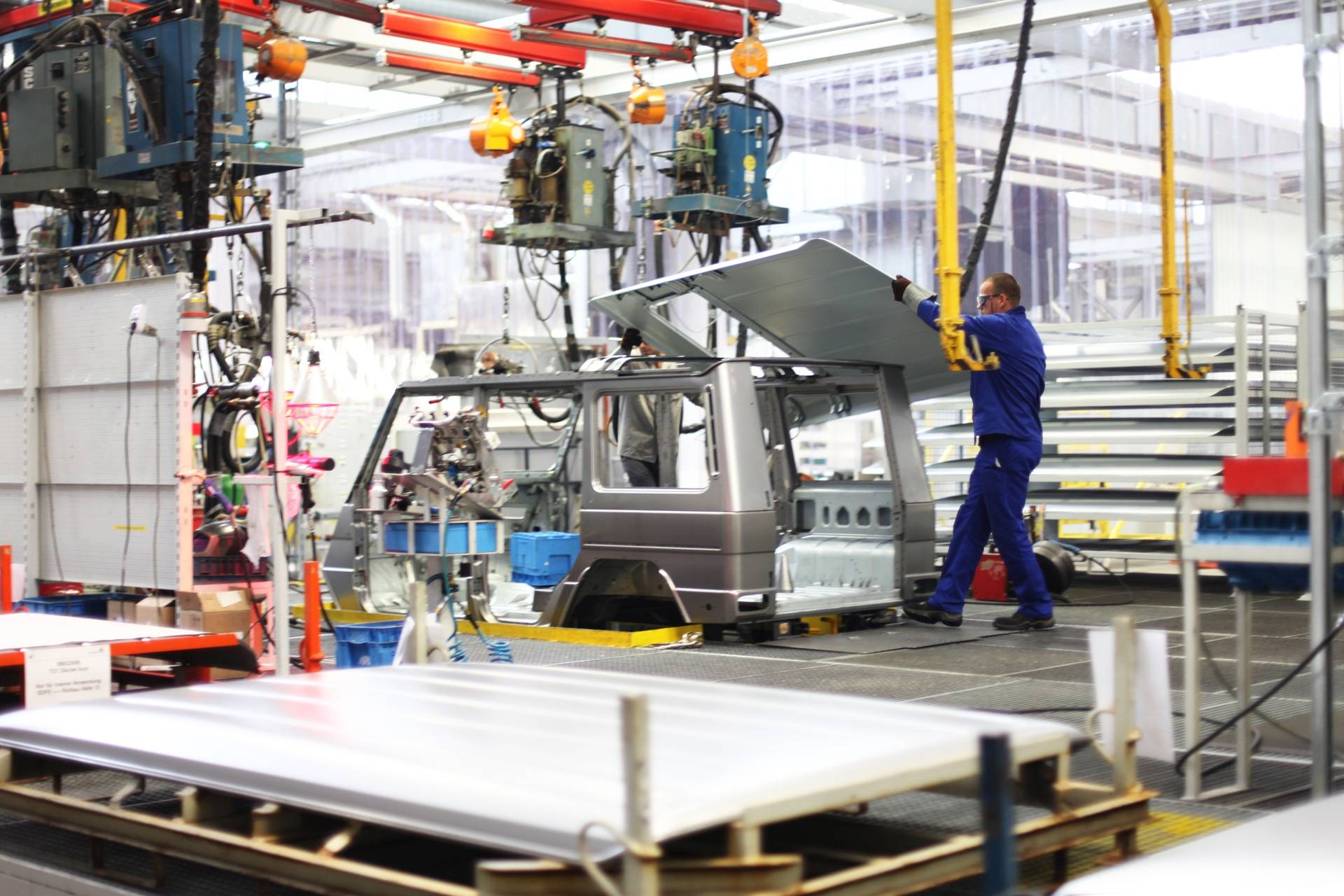 Fahrzeugmontage in industrieller Werkhalle | Elektrokettenzug