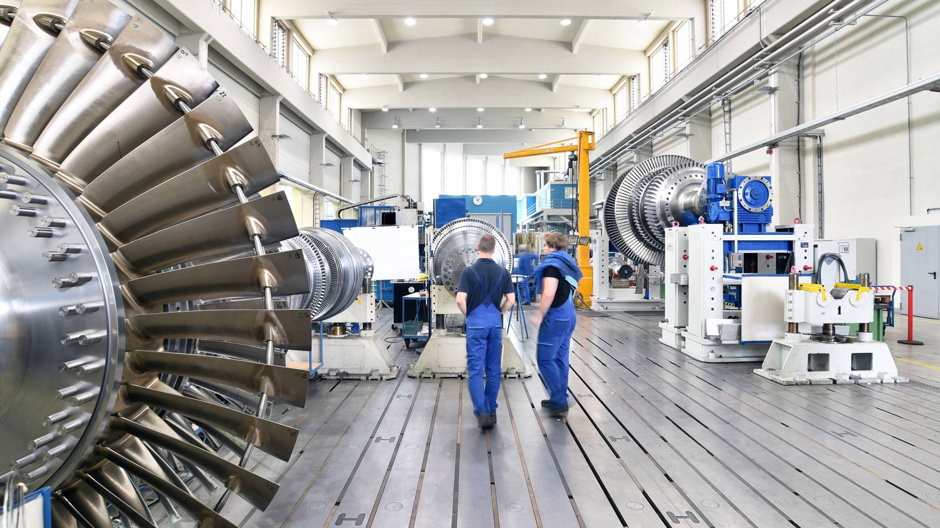 Techniker arbeiten an großer Turbine | Elektrokettenzug
